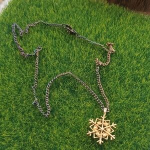 Antique Gold Tone Snowflake Pendant Necklace 18 Inch‎ N3822